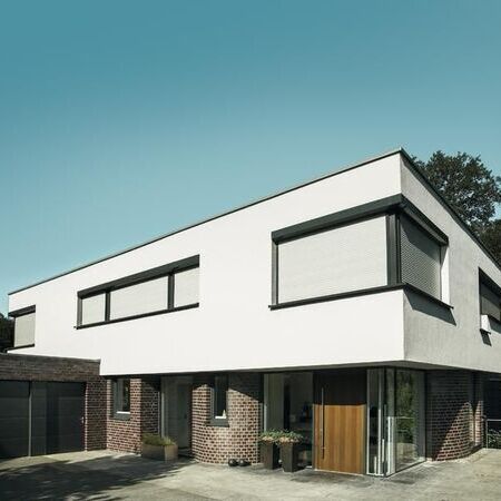 Vorbaurollladen Pento mit Schrägrollladen Trendo