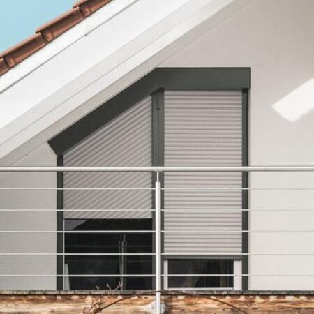 Vorbaurollladen Pento mit Schrägrollladen Trendo