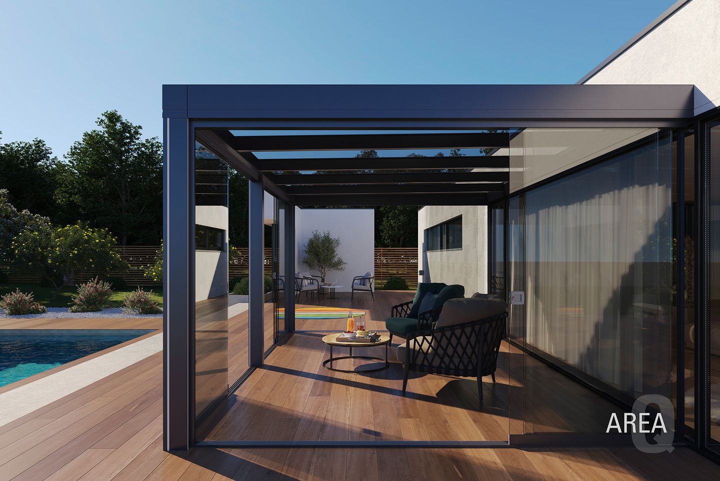 Ein moderner Innenhof mit Glaswänden und einer gemütlichen Sitzecke mit Blick auf den Pool und das üppige Grün, das in natürliches Sonnenlicht getaucht ist.