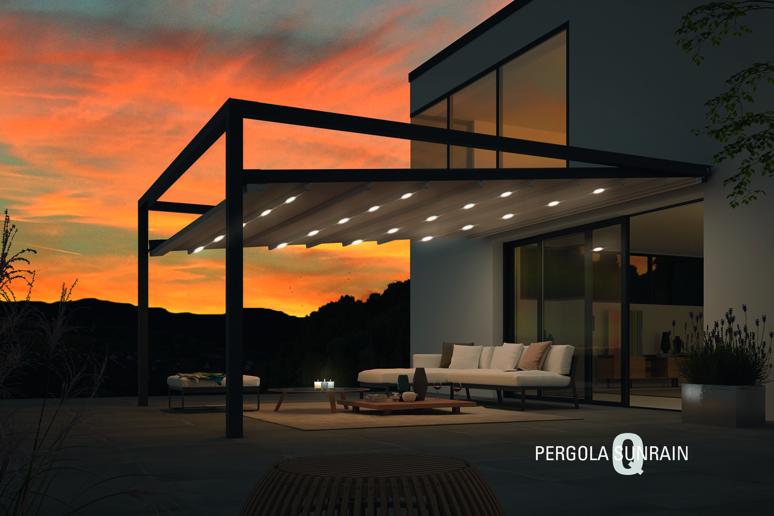 Moderne Außenterrasse mit einer eleganten Pergola, gemütlichen Sitzgelegenheiten und stimmungsvoller Beleuchtung vor dem Hintergrund eines lebhaften Sonnenuntergangs.